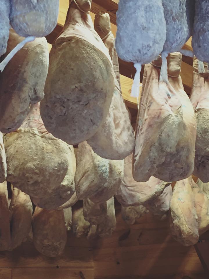 Les jambons secs de la charcuterie de montagne, des saucisses et des saucissons dits mal foutus